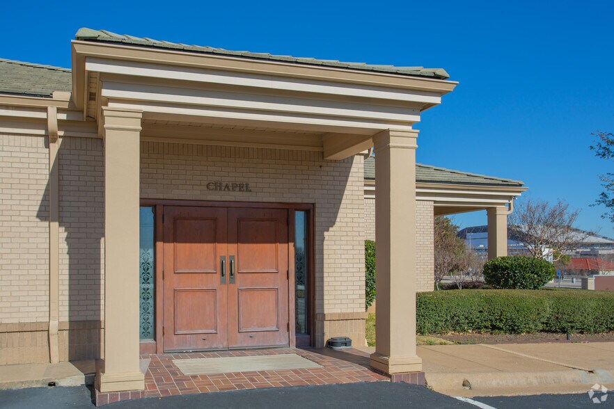 More Photos Of 1221 E Division St, Arlington Freestanding For Lease