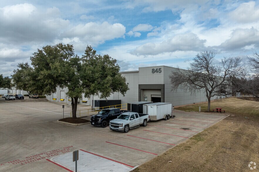 More Photos Of 800 Interchange Blvd, Austin Unknown For Lease