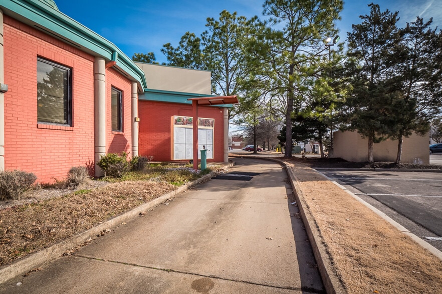 More Photos Of 2936 Kirby Whitten Rd, Memphis Restaurant For Lease