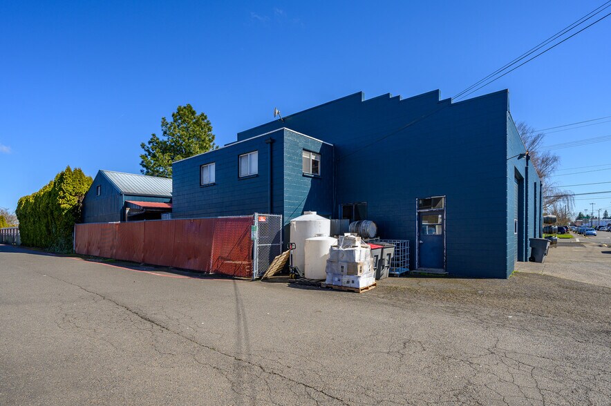 More Photos Of 475 NE 17th St, McMinnville Storefront For Sale