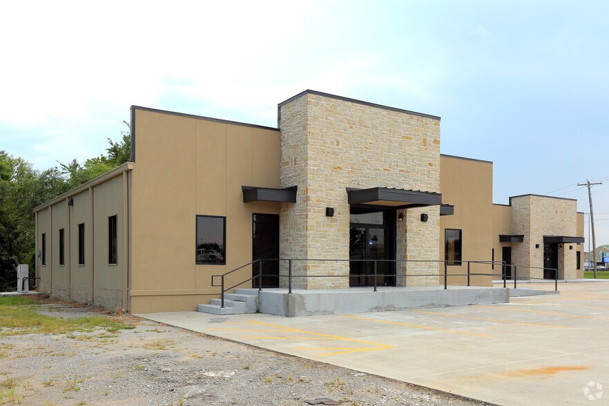 More Photos Of 1516 N Lynn Riggs Blvd, Claremore Freestanding For Lease