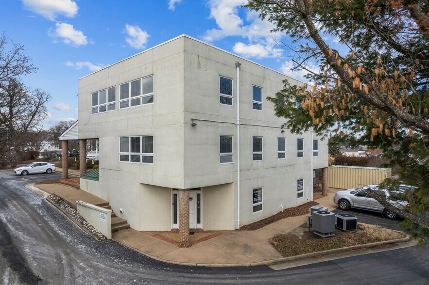 More Photos Of 604 S King St, Leesburg Office For Sale