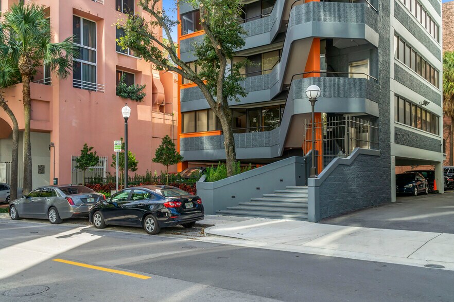 More Photos Of 3326 Mary St, Coconut Grove Office For Lease