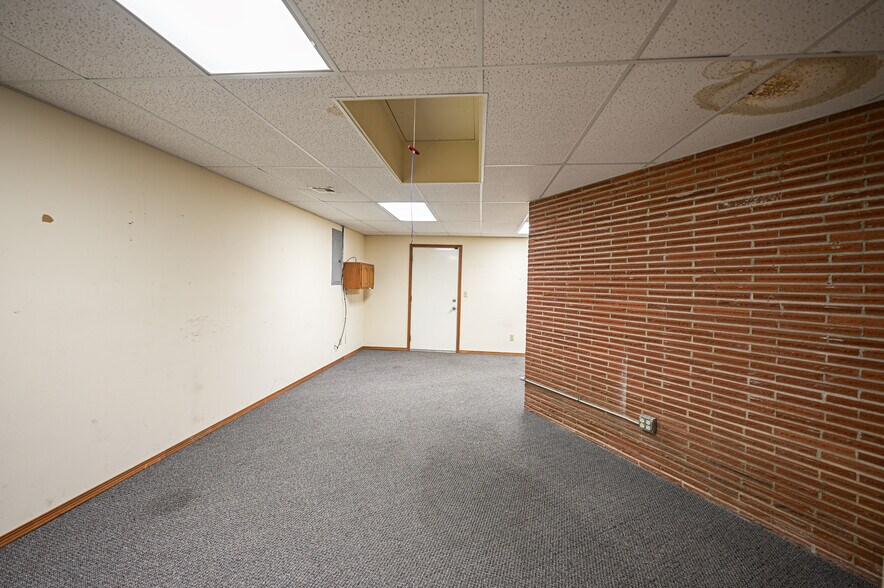 More Photos Of 802 W 8th St, Coffeyville Office For Sale