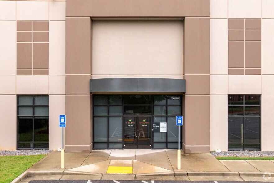 More Photos Of 2100 S Martin St, East Point Industrial For Sale