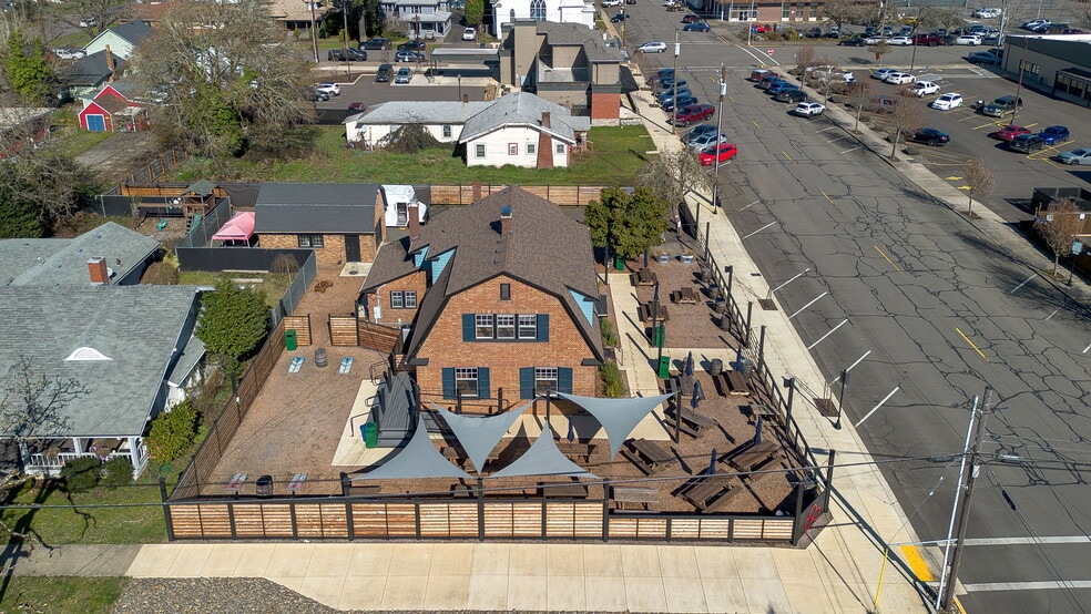 More Photos Of 883 SW Church St, Dallas Restaurant For Sale