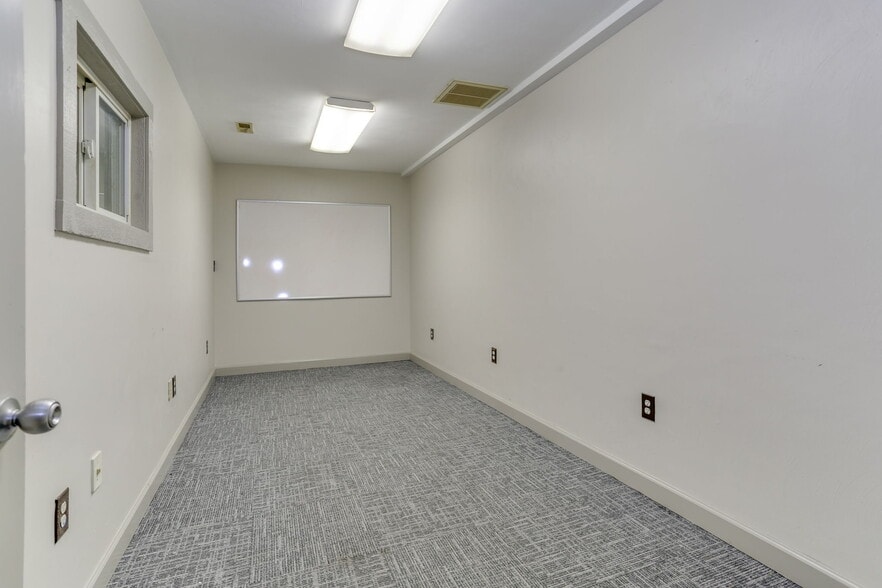 More Photos Of 1222 Executive Blvd, Chesapeake Showroom For Lease