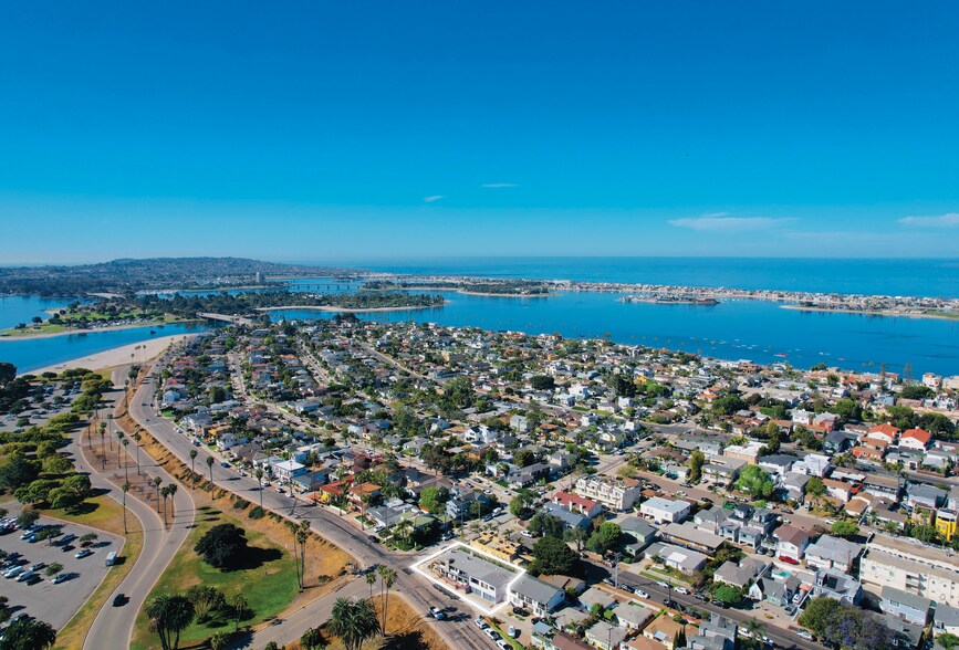 More Photos Of 3702-3710 Crown Point Dr, San Diego Apartments For Sale