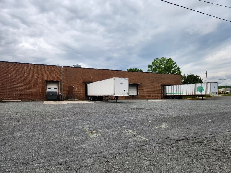 More Photos Of 10901 Carpet St, Charlotte Warehouse For Lease