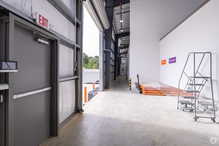 More Photos Of 1027 Outpost Dr, Conroe Showroom For Lease