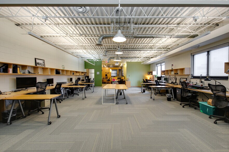 More Photos Of 3310 W Clay St, Richmond Showroom For Lease