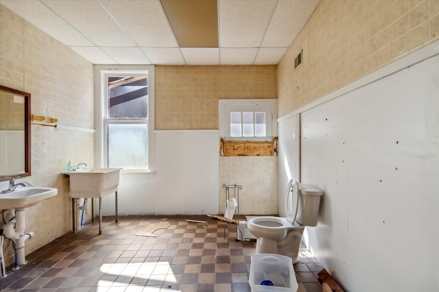 More Photos Of 225 E Superior St, Alma Office For Sale