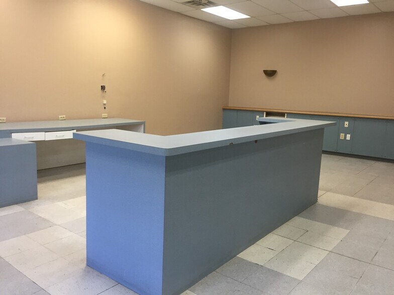 More Photos Of 1701 E State Highway 97, Jourdanton Flex For Lease