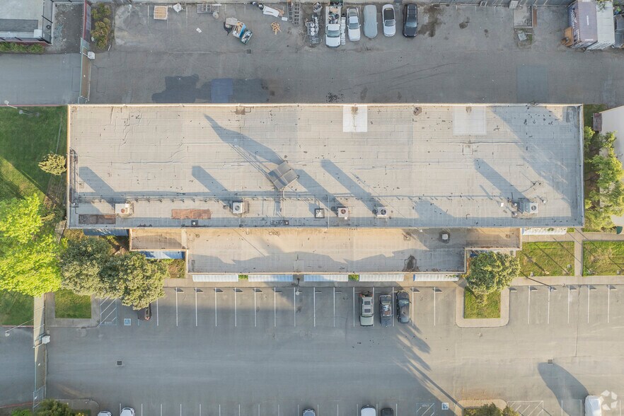 More Photos Of 4723 Tidewater Ave, Oakland Showroom For Lease