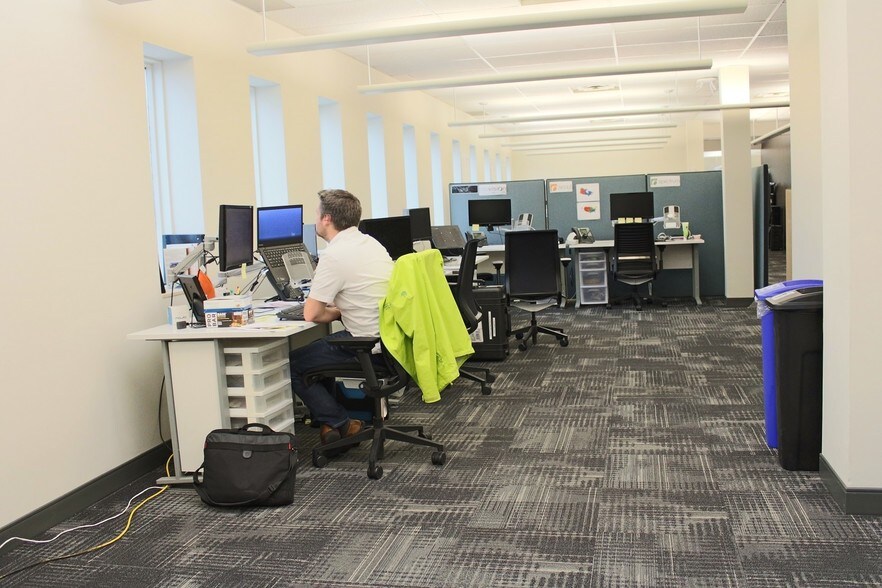 More Photos Of 148 Manitou Dr, Kitchener Office For Lease