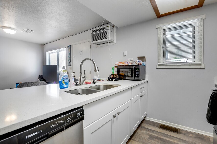 More Photos Of 287-293 S Hoyt St, Lakewood Apartments For Sale
