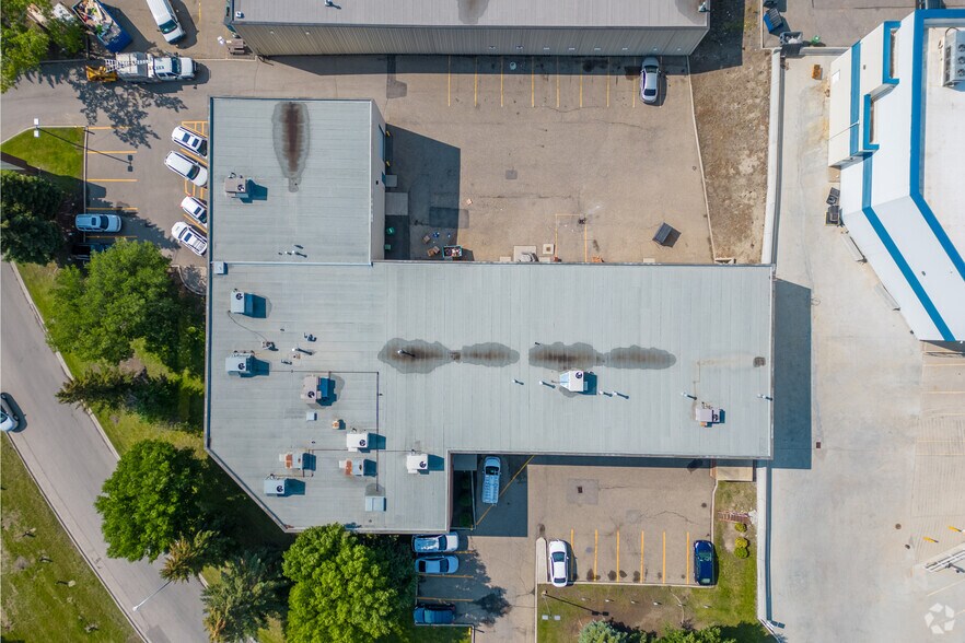 More Photos Of 2443 42 Av NE, Calgary Light Distribution For Lease