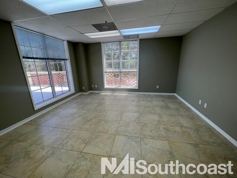 More Photos Of 7000 SE Federal Hwy, Stuart Office For Lease