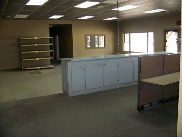 More Photos Of 401 Algonquin Rd, Fox River Grove Light Distribution For Sale