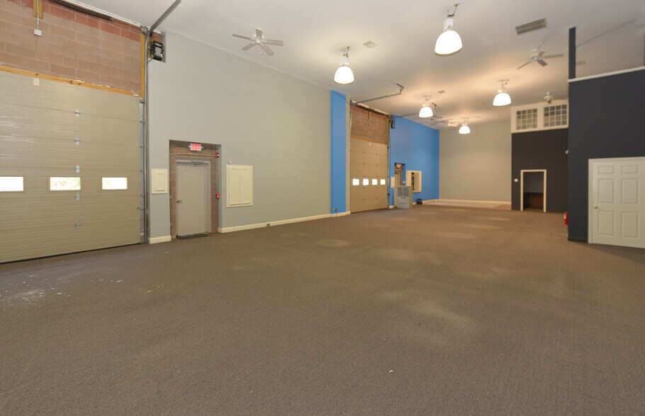 More Photos Of 8 Pecks Ln, Newtown Flex For Lease