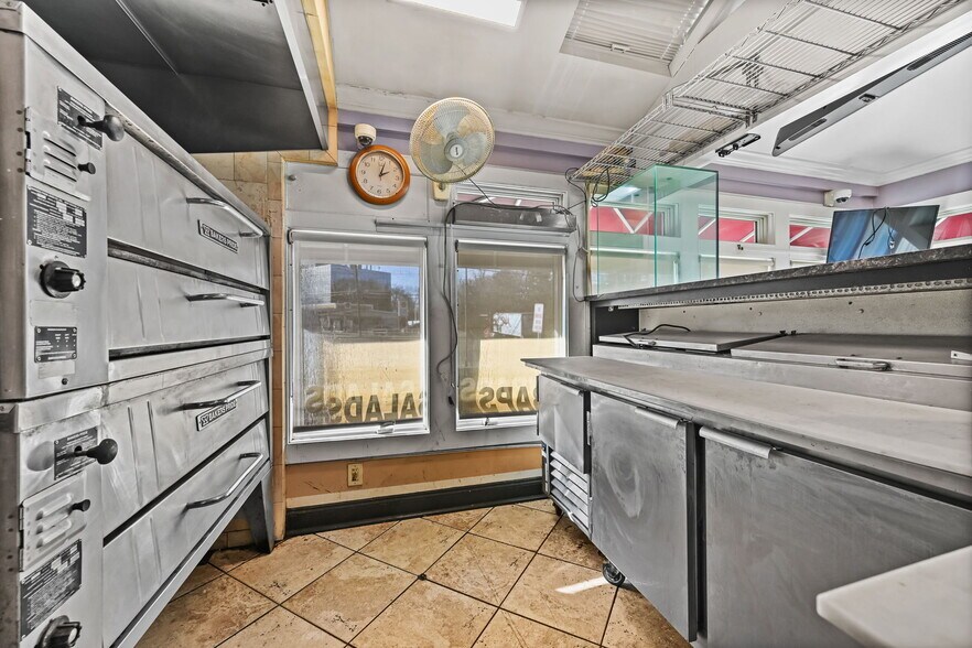 More Photos Of 364 W Putnam Ave, Greenwich Office For Lease
