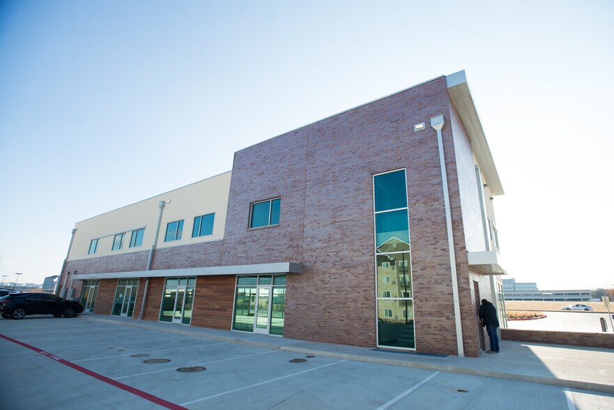 More Photos Of 1701 W Royal Ln, Irving Medical For Lease