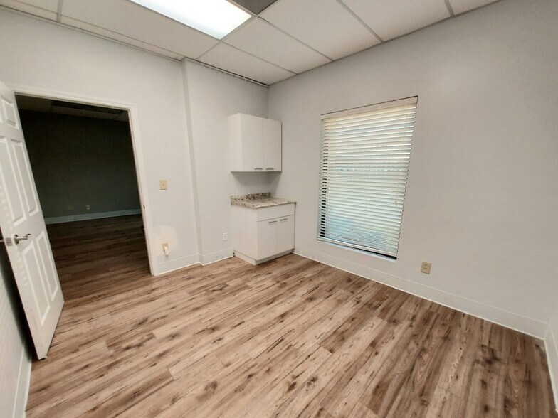 More Photos Of 120 Holiday Ct, Franklin Medical For Lease