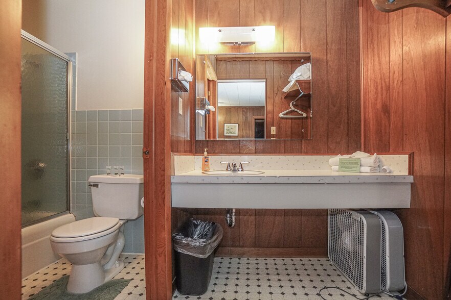 More Photos Of 314 Chippewa St, Ontonagon Hotel For Sale