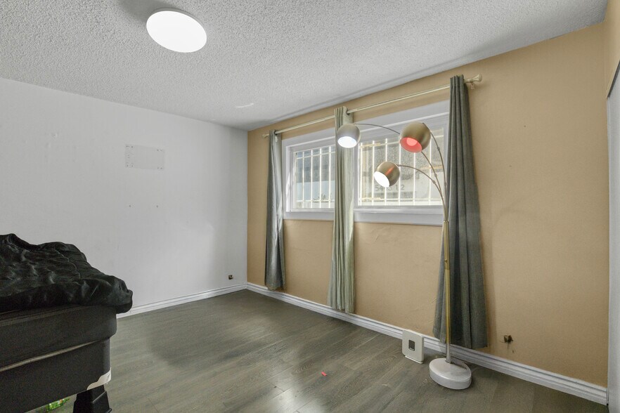 More Photos Of 5447 Blackwelder St, Los Angeles Apartments For Sale