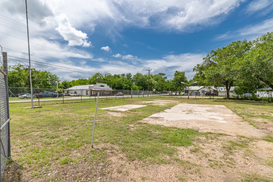 More Photos Of 530 Seydler st, Gonzales Office For Sale