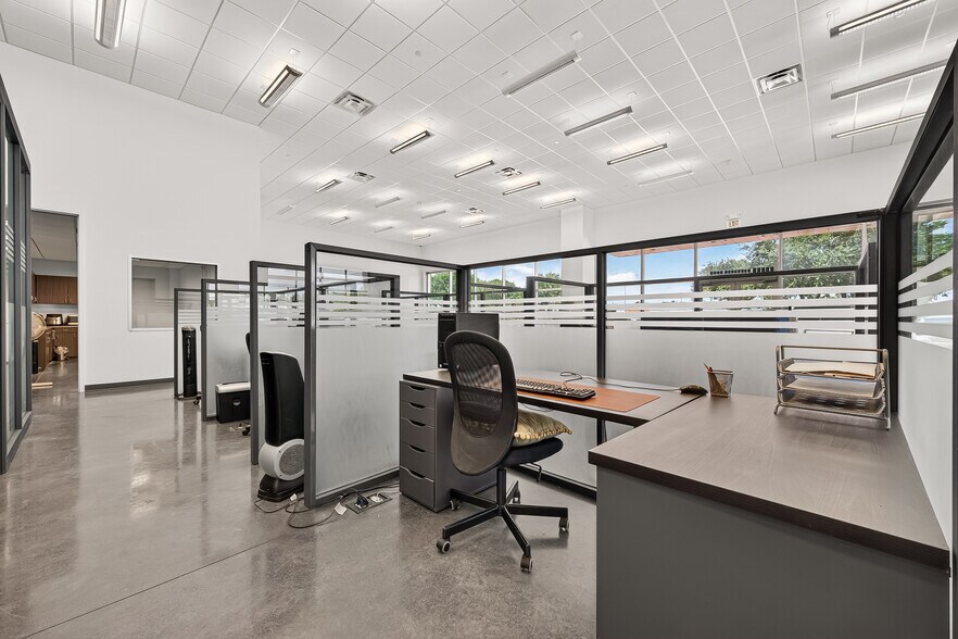 More Photos Of 15135 Bellaire Blvd, Houston Warehouse For Lease