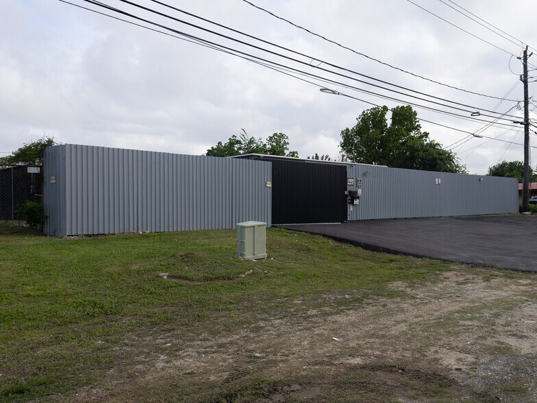 More Photos Of 16526 Market St, Channelview Showroom For Sale