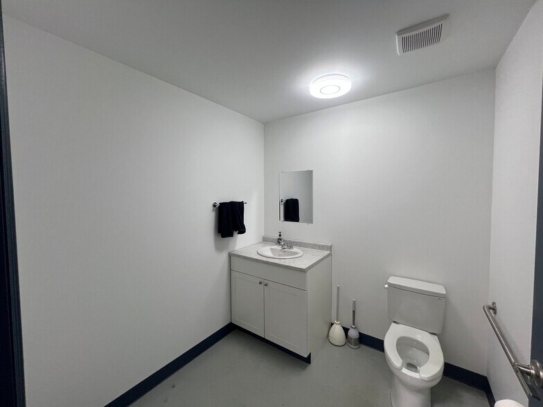 More Photos Of 5512 45th St, Leduc Warehouse For Lease