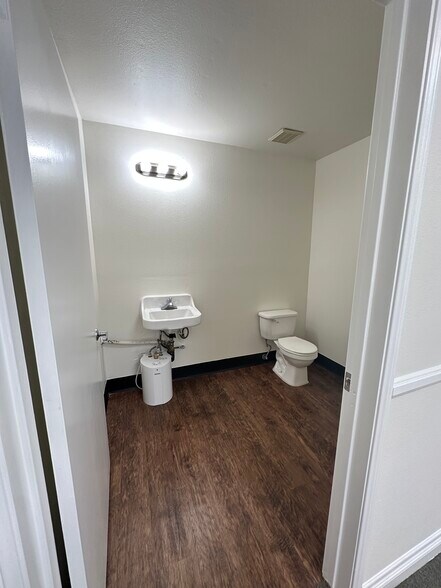 More Photos Of 2340 Plaza Del Amo, Torrance Office For Lease