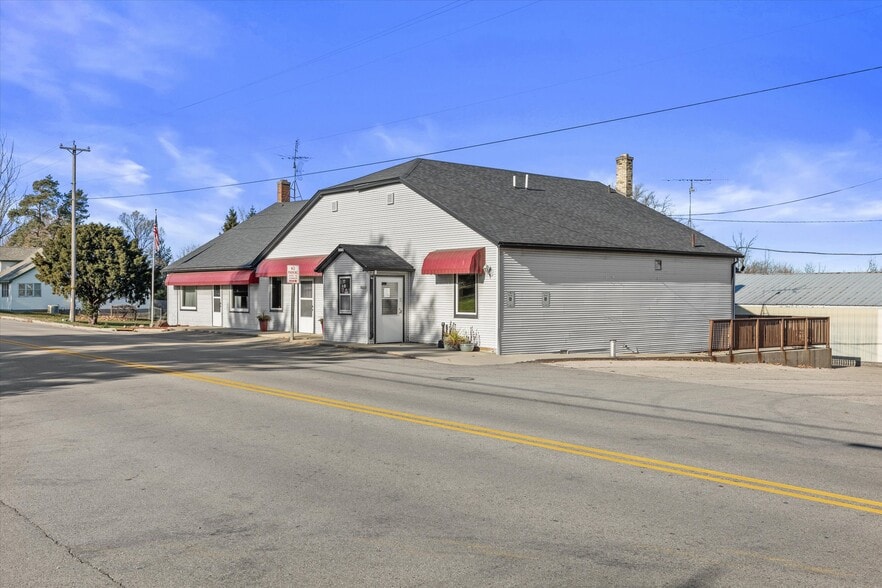 More Photos Of N8240 County Hwy E, Watertown Bar For Sale