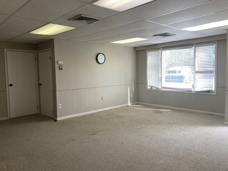 More Photos Of 675 Tower Ln, West Chester Warehouse For Lease