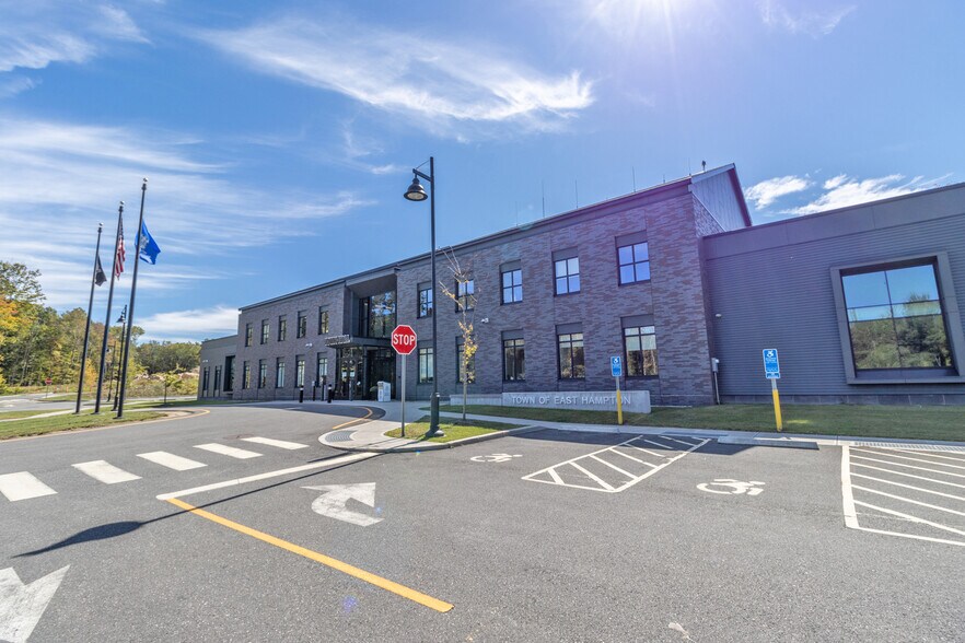 More Photos Of 11 Edgewater Cir, East Hampton Office For Lease