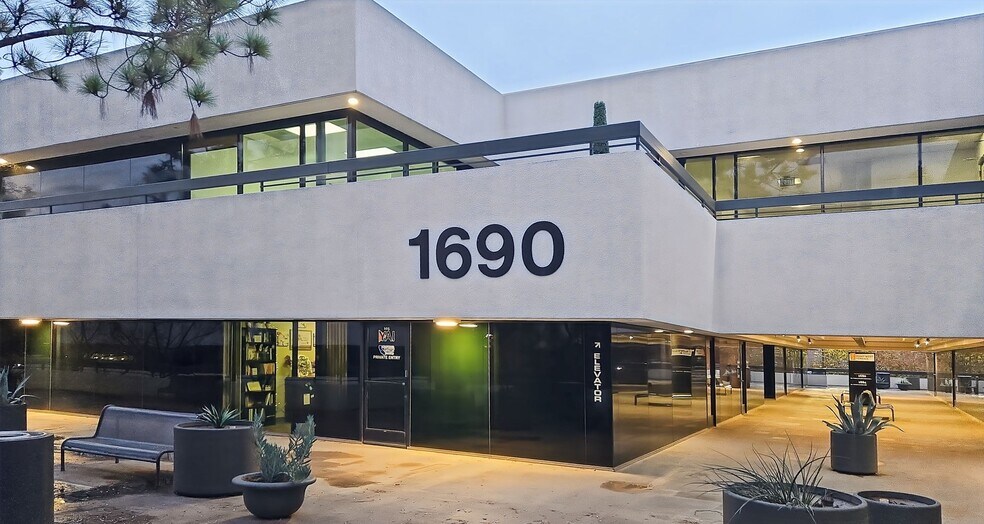 More Photos Of 1690 W Shaw Ave, Fresno Coworking Space