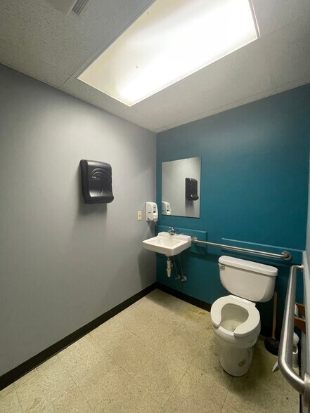 More Photos Of 3028-3042 State St, Columbus Showroom For Lease