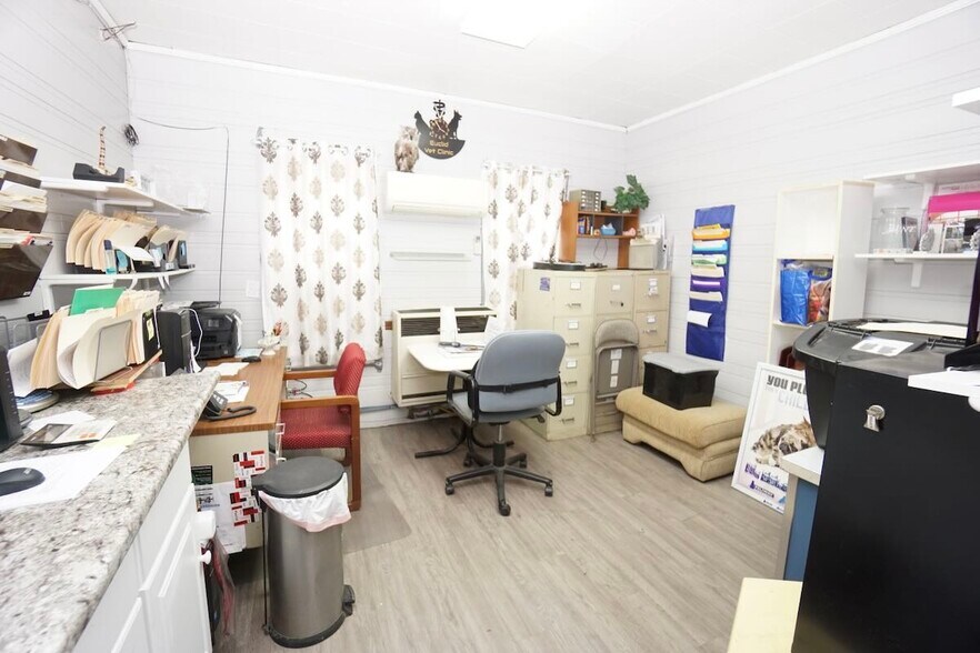 More Photos Of 25580 Lakeland Blvd, Euclid Veterinarian Kennel For Sale