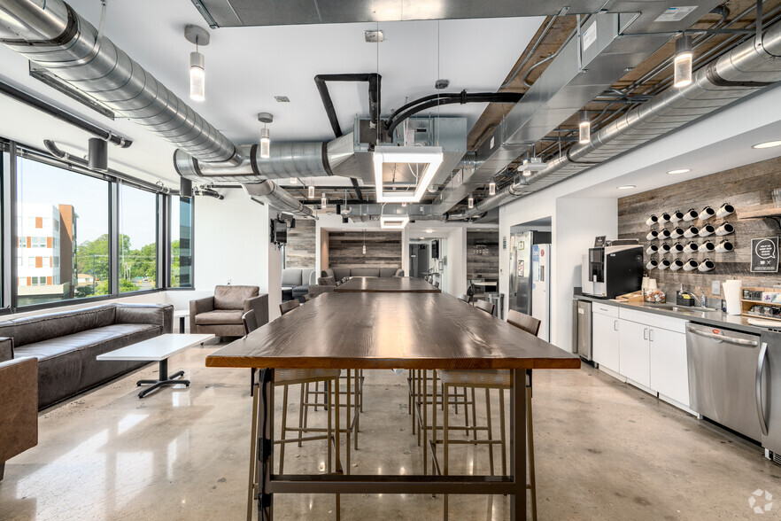 More Photos Of 1515 Mockingbird Ln, Charlotte Office For Lease