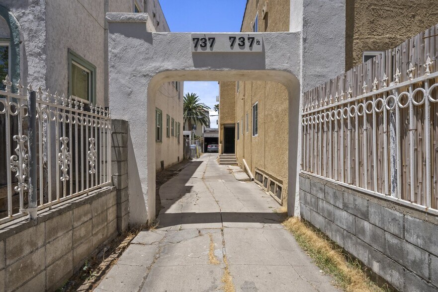 More Photos Of 737 N Ridgewood Pl, Los Angeles Apartments For Sale