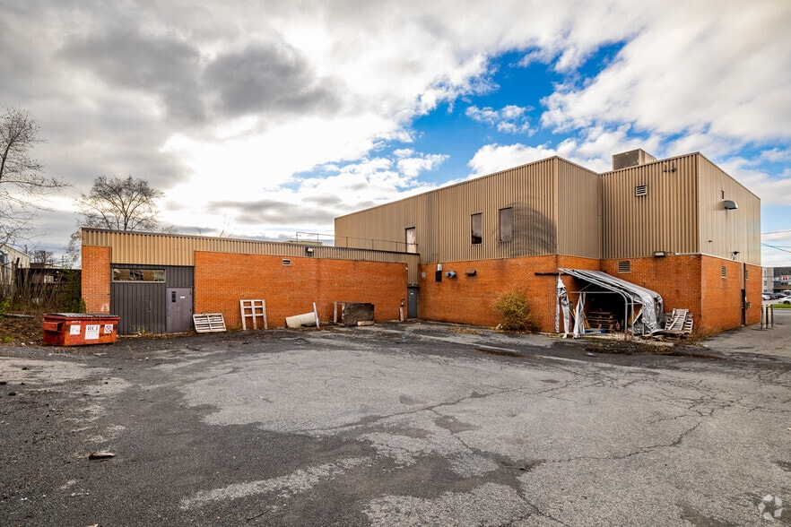 More Photos Of 1300 Rue De Louvain O, Montréal Light Manufacturing For Lease