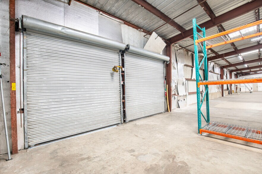 More Photos Of 2210 Commerce Point Dr, Lakeland Showroom For Lease