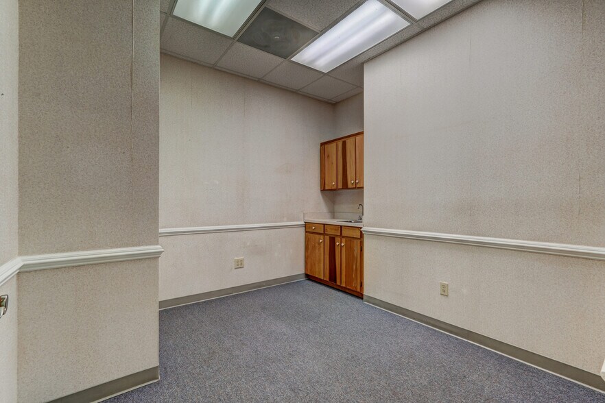 More Photos Of 247 W Kings Hwy, Eden Storefront Retail Office For Sale