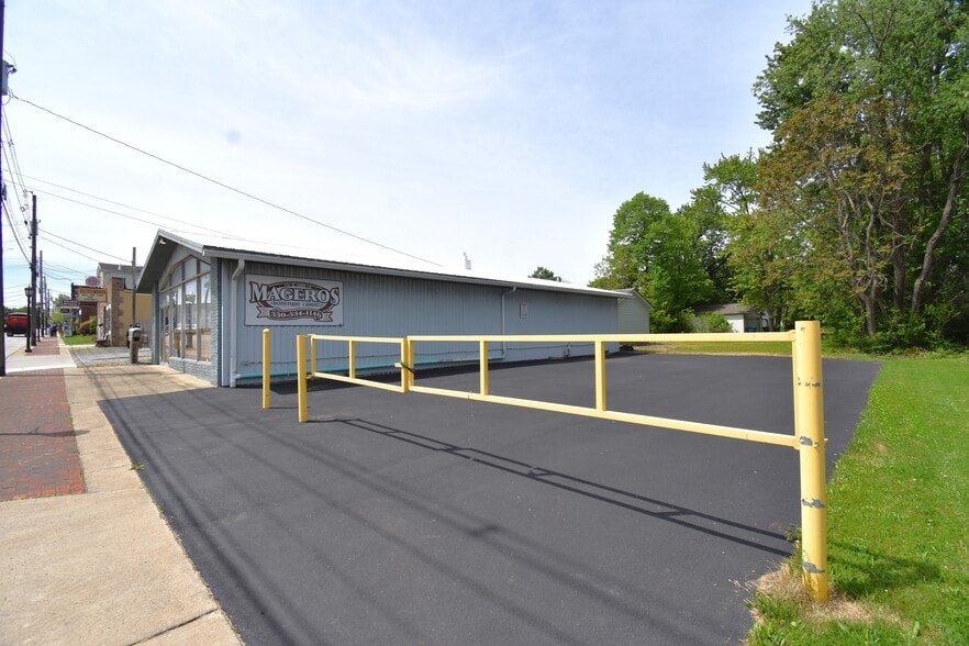 More Photos Of 132 N Main St, Hubbard Freestanding For Sale