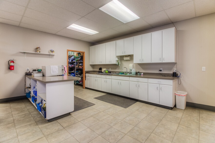 More Photos Of 445 Barnard Blvd, Sunnyside Office For Sale