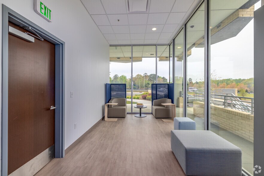 More Photos Of 4037 E Independence Blvd, Charlotte Coworking Space