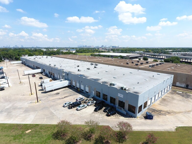 More Photos Of 11502 S Main St, Houston Distribution For Lease