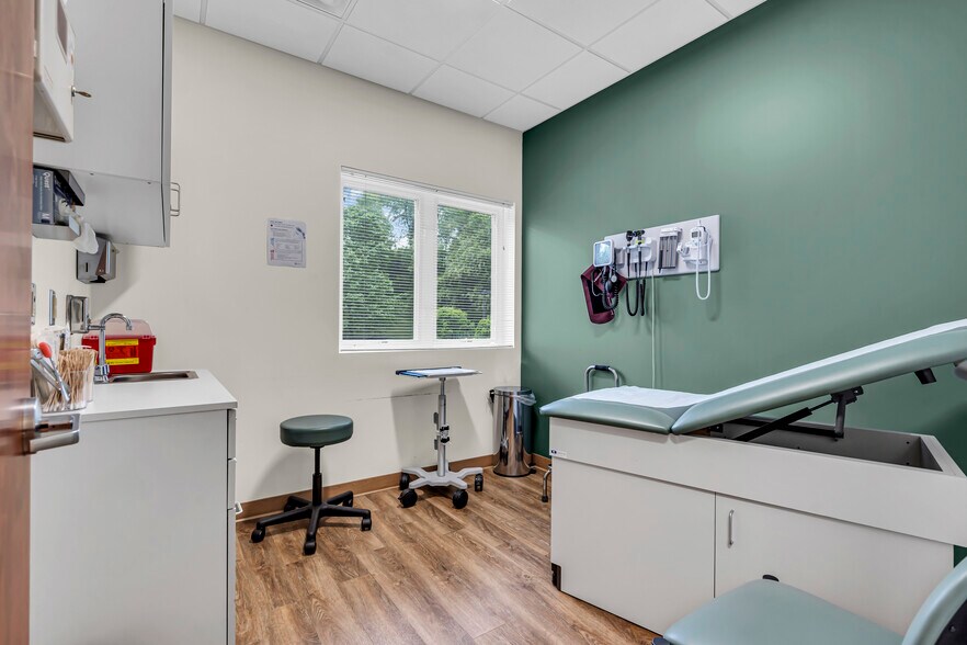 More Photos Of 500 Park Ave, Manalapan Township Medical For Lease